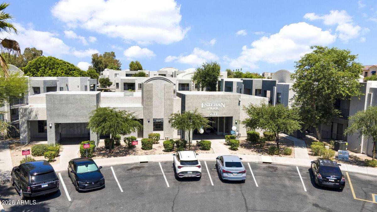 Apartment for rent at 5611 S 32nd St, Phoenix, AZ 85040
