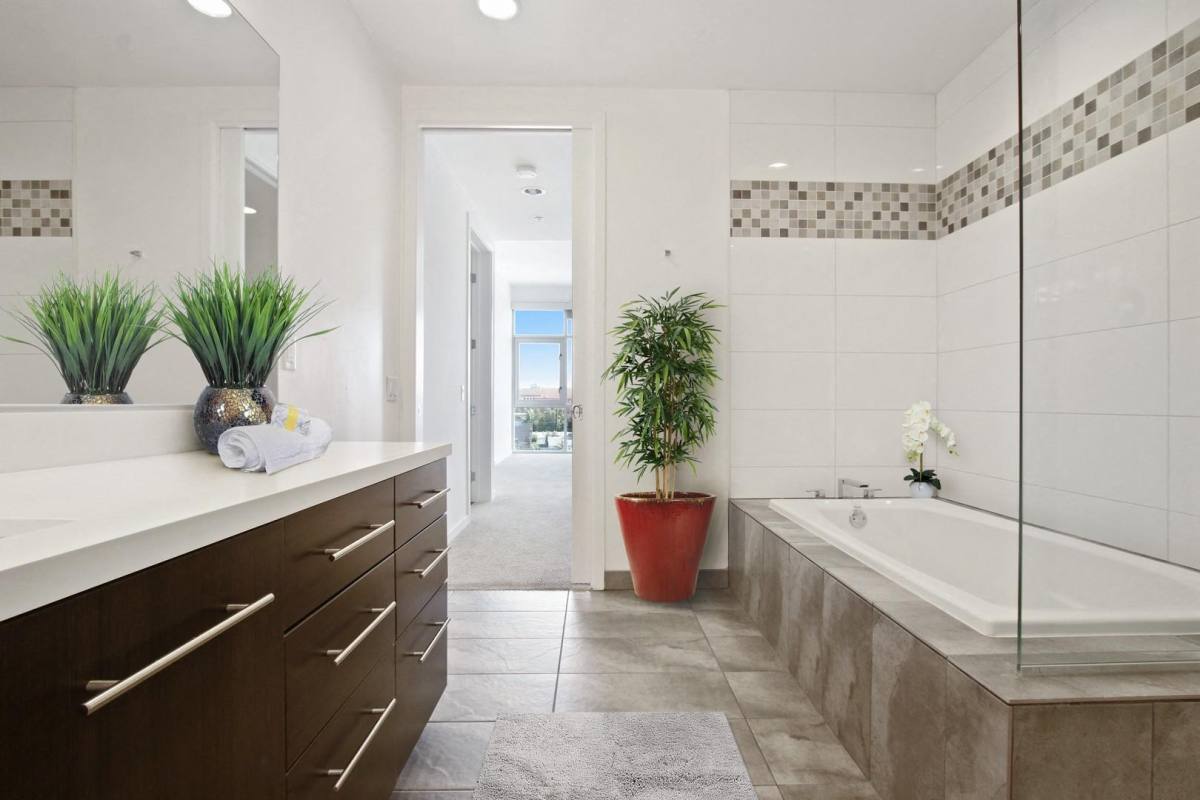 Apartment for rent at 13365 W Washington Blvd #202, Los Angeles, CA 90066