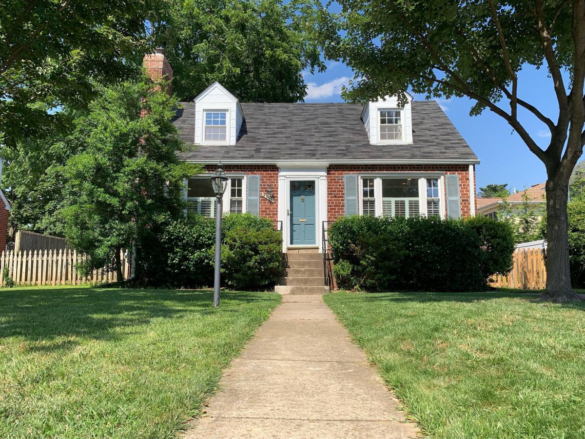 9511 Singleton Dr, Bethesda, MD 20817