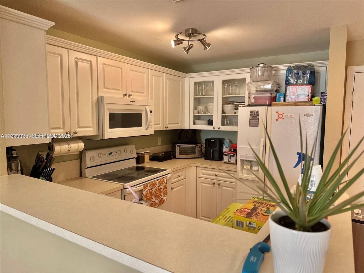 Condo for rent at 10 Aragon Ave #818, Miami, FL 33134