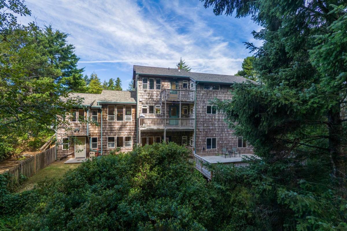 House for rent at Sea-Lake Terraces, 516 NE 20th Place #1, Newport, OR 97365