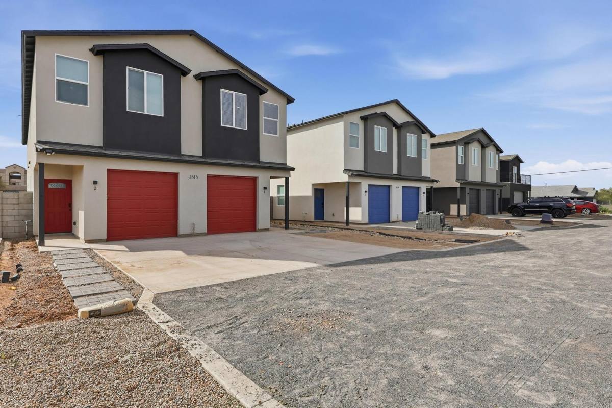 Townhouse for rent at 2805 E Trumbull Rd #2, Phoenix, AZ 85040