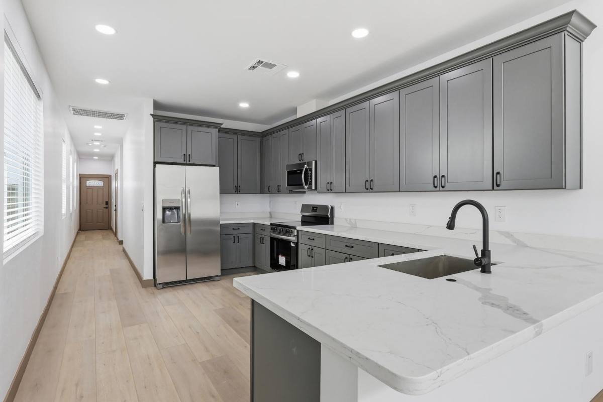 Townhouse for rent at 2805 E Trumbull Rd #2, Phoenix, AZ 85040