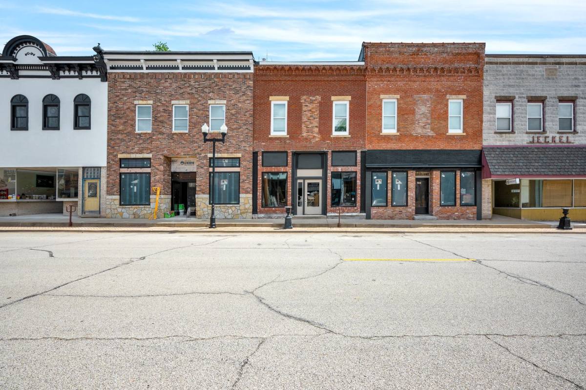 Apartment for rent at 318 S Locust St, Delavan, IL 61734