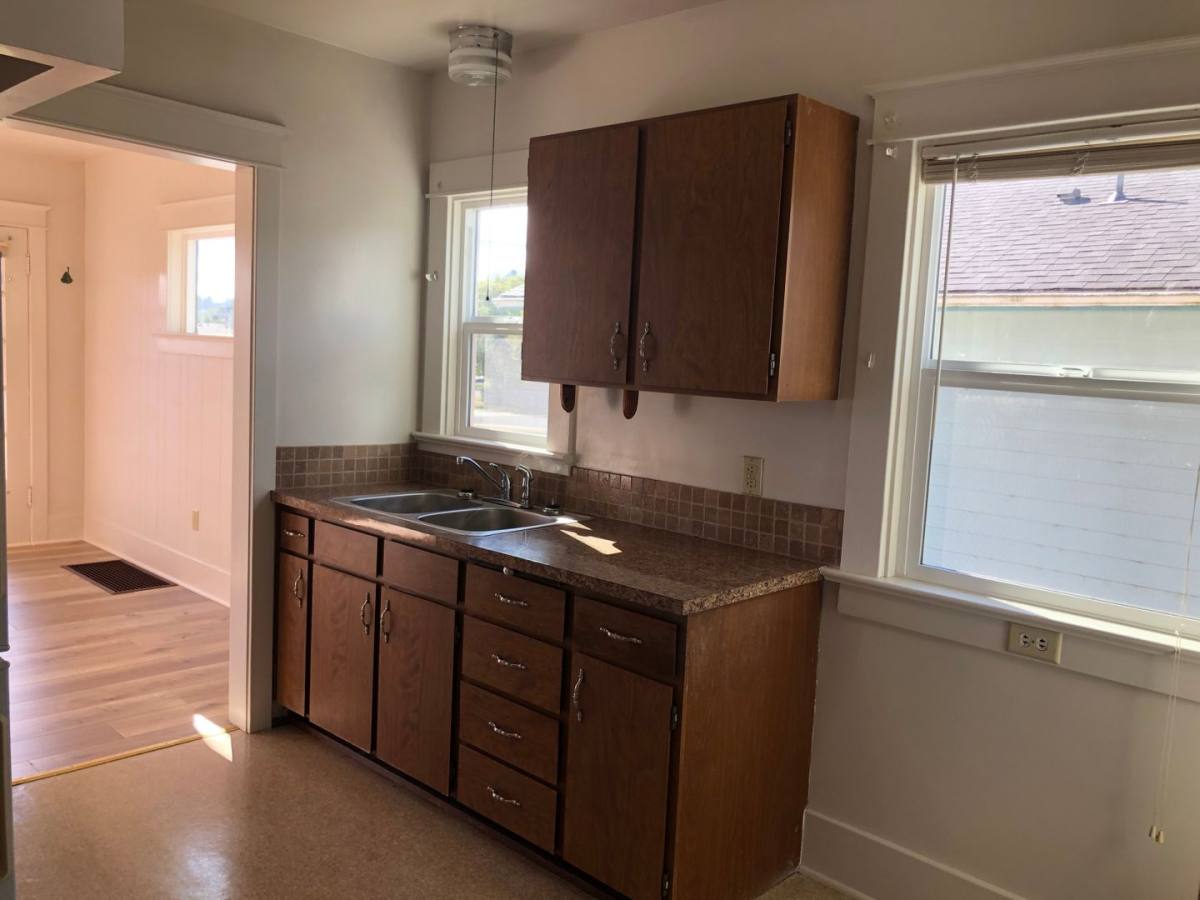 Apartment for rent at 883 & 887 S, Coos Bay, OR 97420