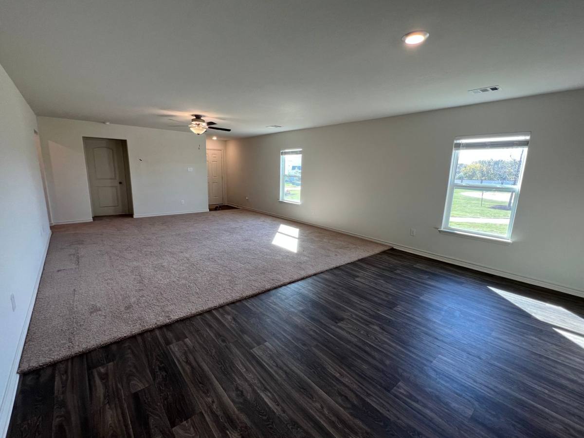 House for rent at 364 Crescent Park Dr, Jarrell, TX 76537