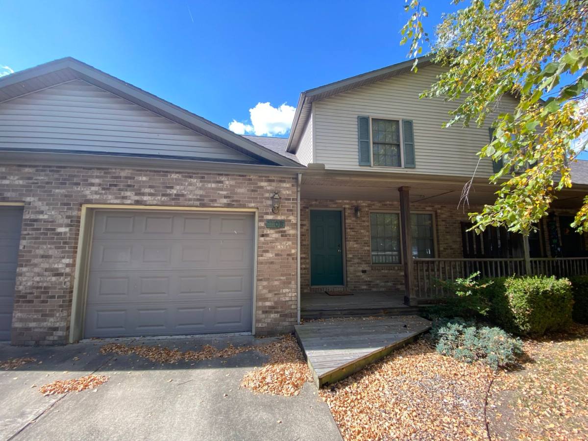 Townhouse for rent at 100-102 Jones Blvd, Tuscola, IL 61953