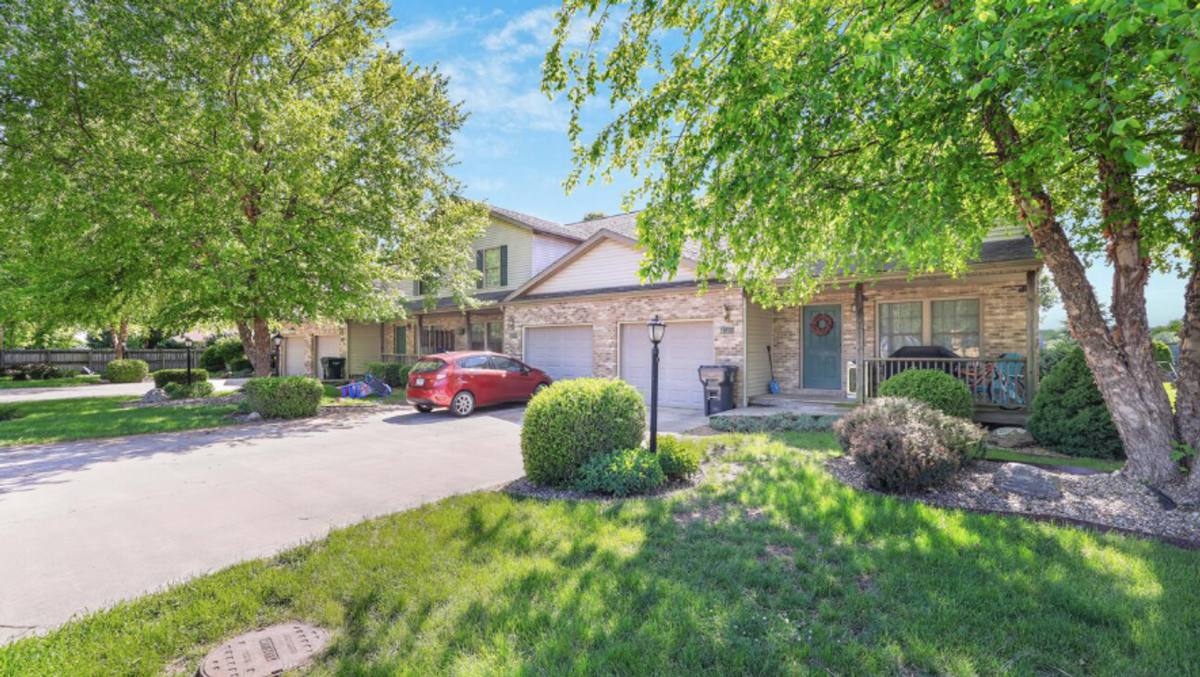 Townhouse for rent at 100-102 Jones Blvd, Tuscola, IL 61953