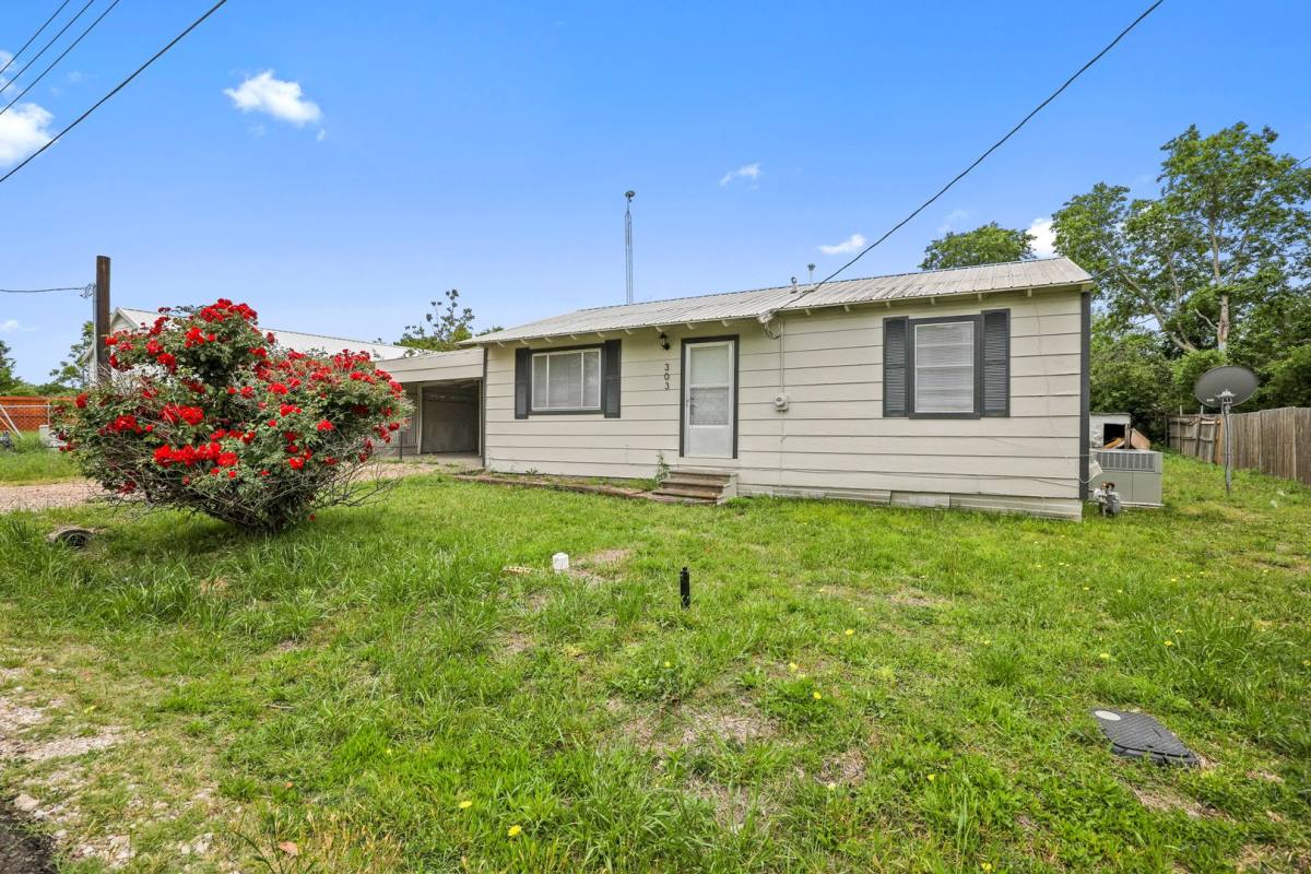 House for rent at 303 Davis St, Blue Ridge, TX 75424