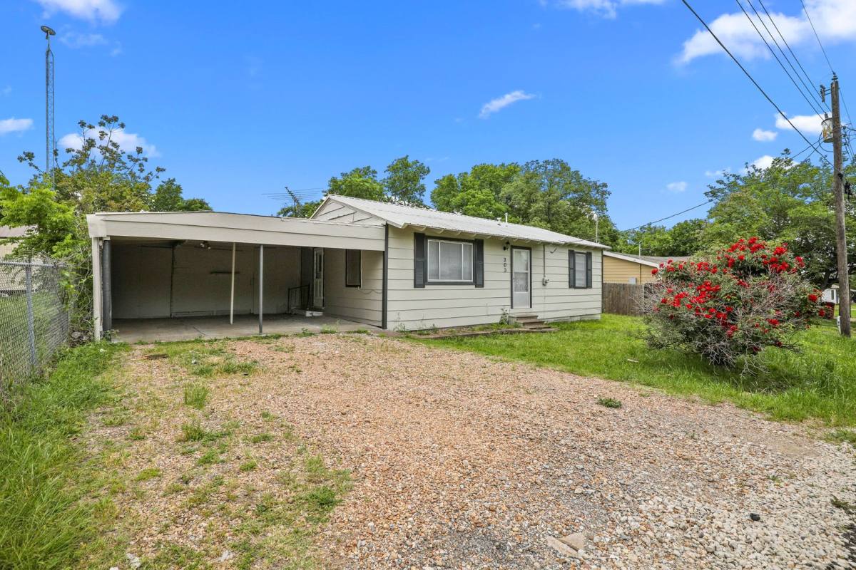 House for rent at 303 Davis St, Blue Ridge, TX 75424