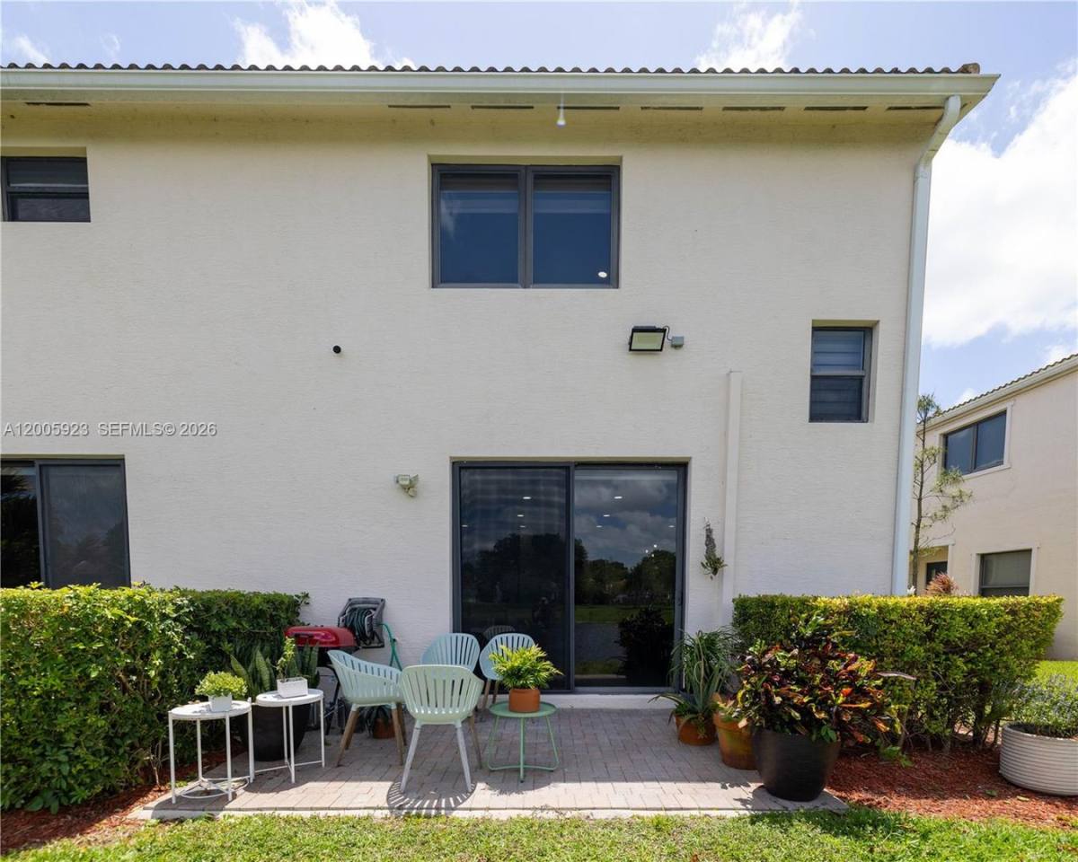 Townhouse for rent at 345 NE 194th Lane, Miami, FL 33179