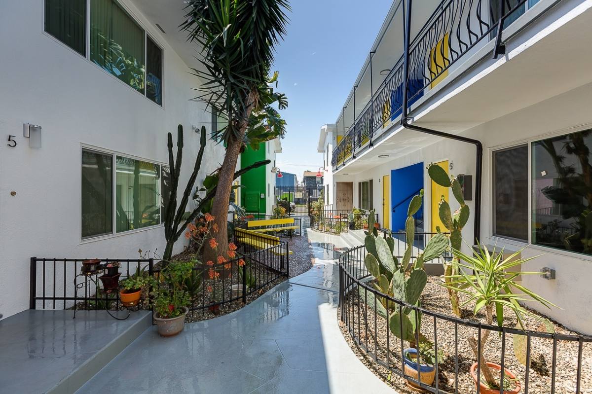 Apartment for rent at 1850-54 Pine Ave, Long Beach, CA 90806