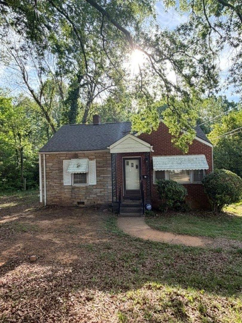 House for rent at 1901 Ashley Rd, Charlotte, NC 28208