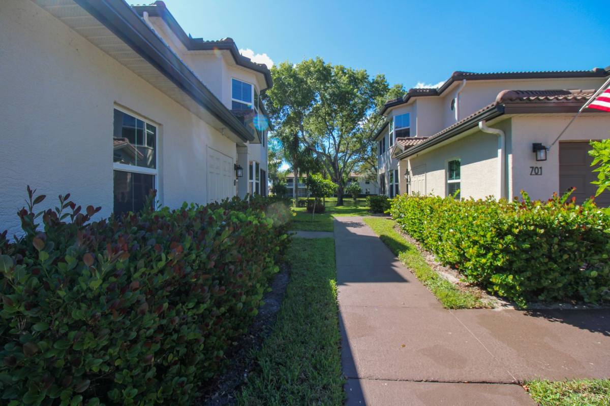 House for rent at 600 Diamond Circle, Naples, FL 34110