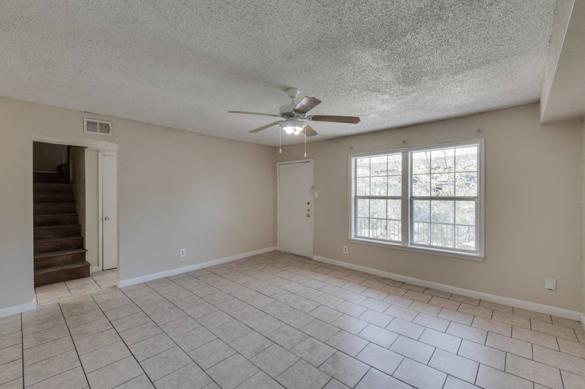 Apartment for rent at 6120 Bellaire Blvd, Houston, TX 77081