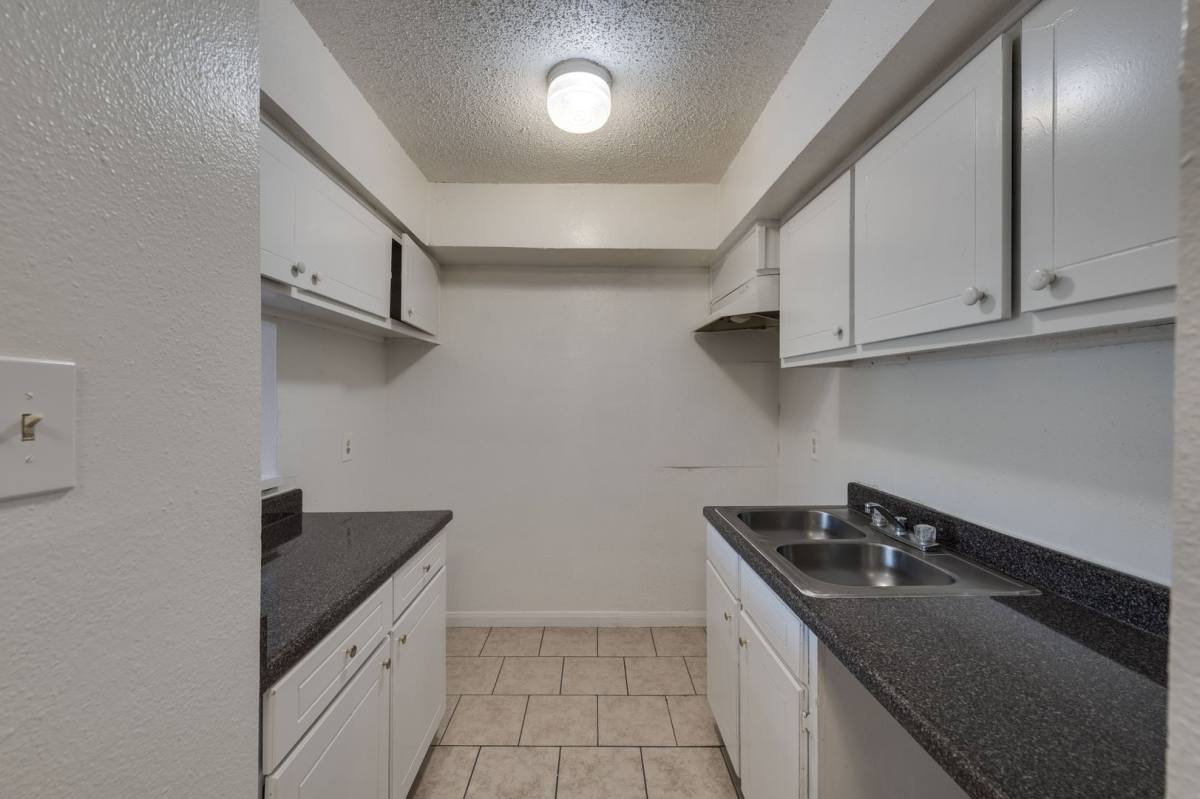 Apartment for rent at 6120 Bellaire Blvd, Houston, TX 77081