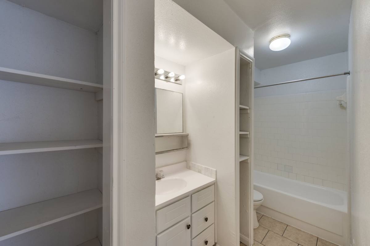 Apartment for rent at 6120 Bellaire Blvd, Houston, TX 77081