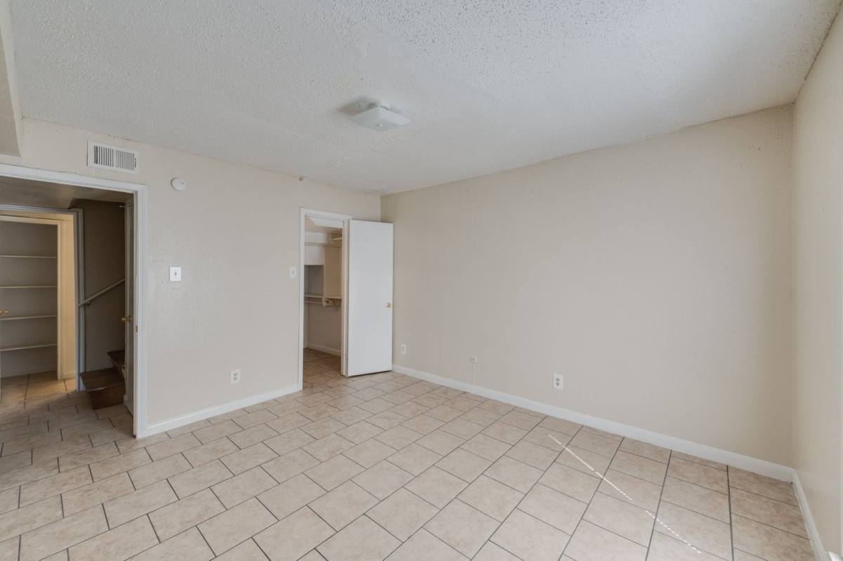 Apartment for rent at 6120 Bellaire Blvd, Houston, TX 77081