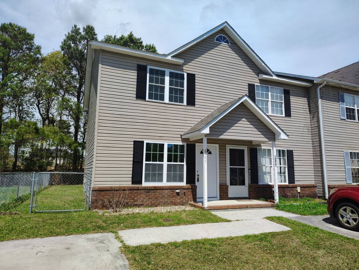 Townhouse for rent at 995 W Pueblo Dr, Jacksonville, NC 28546
