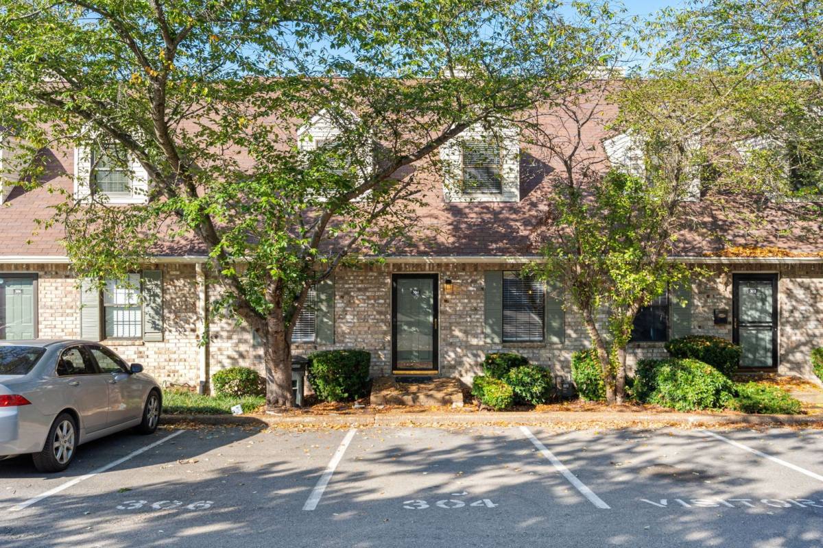 Townhouse for rent at 304 Deerpoint Dr, Hendersonville, TN 37075