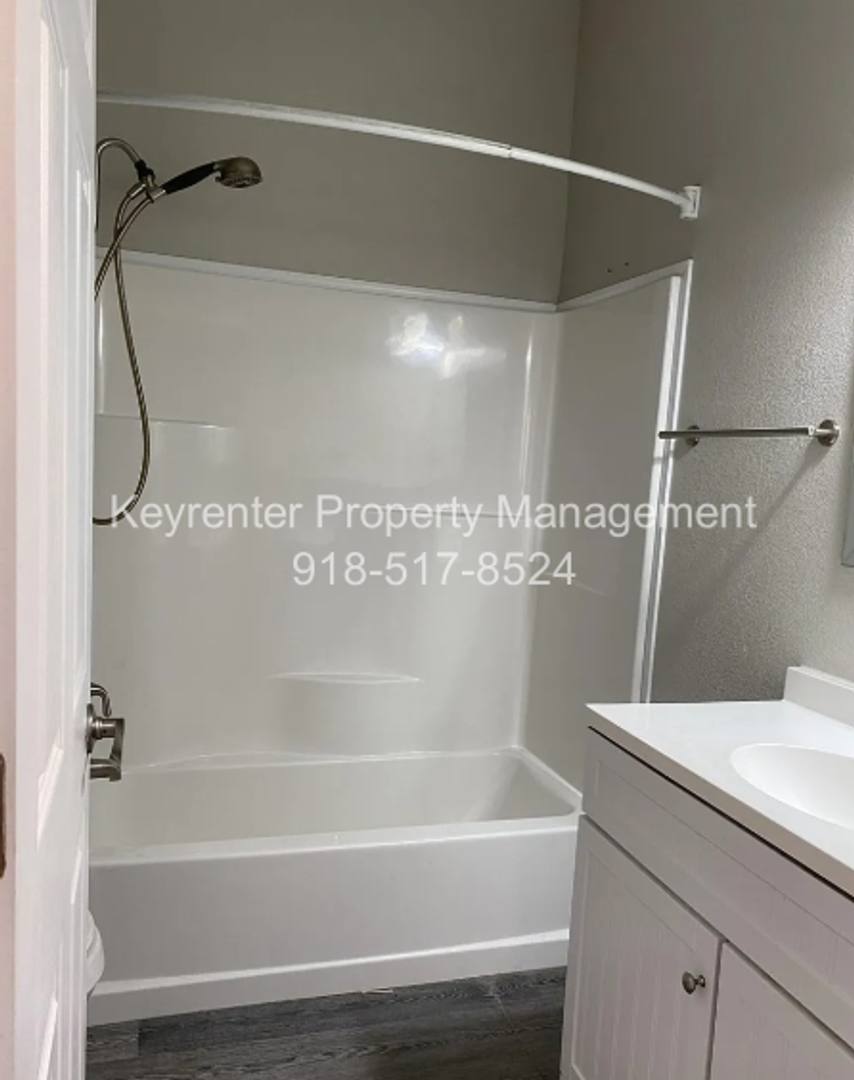 House for rent at 317 E Will Roger Blvd, Claremore, OK 74017