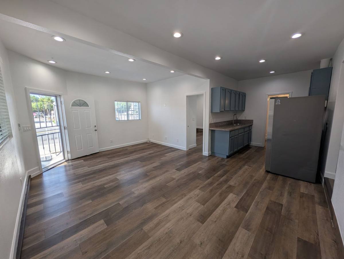 Apartment for rent at 456 Market Ave, Long Beach, CA 90805