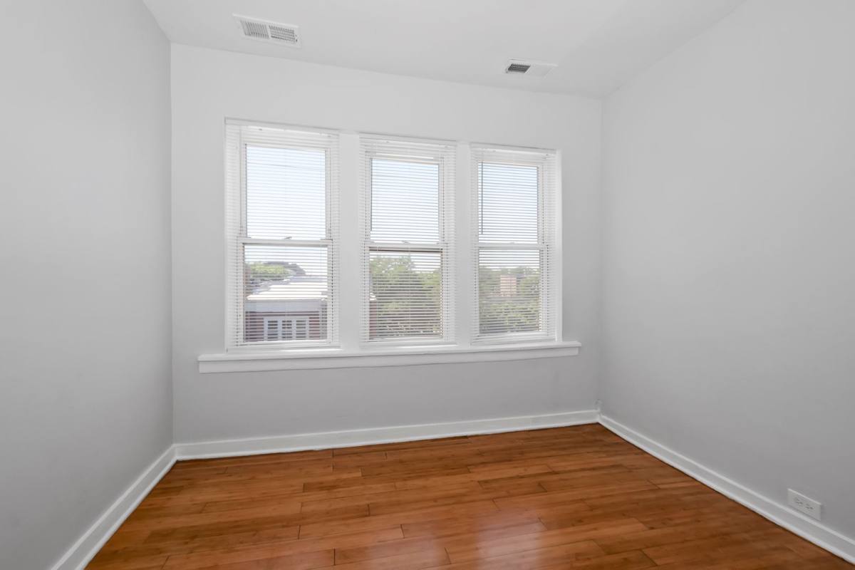 Apartment for rent at 6100-6108 S Eberhart, Chicago, IL 60637