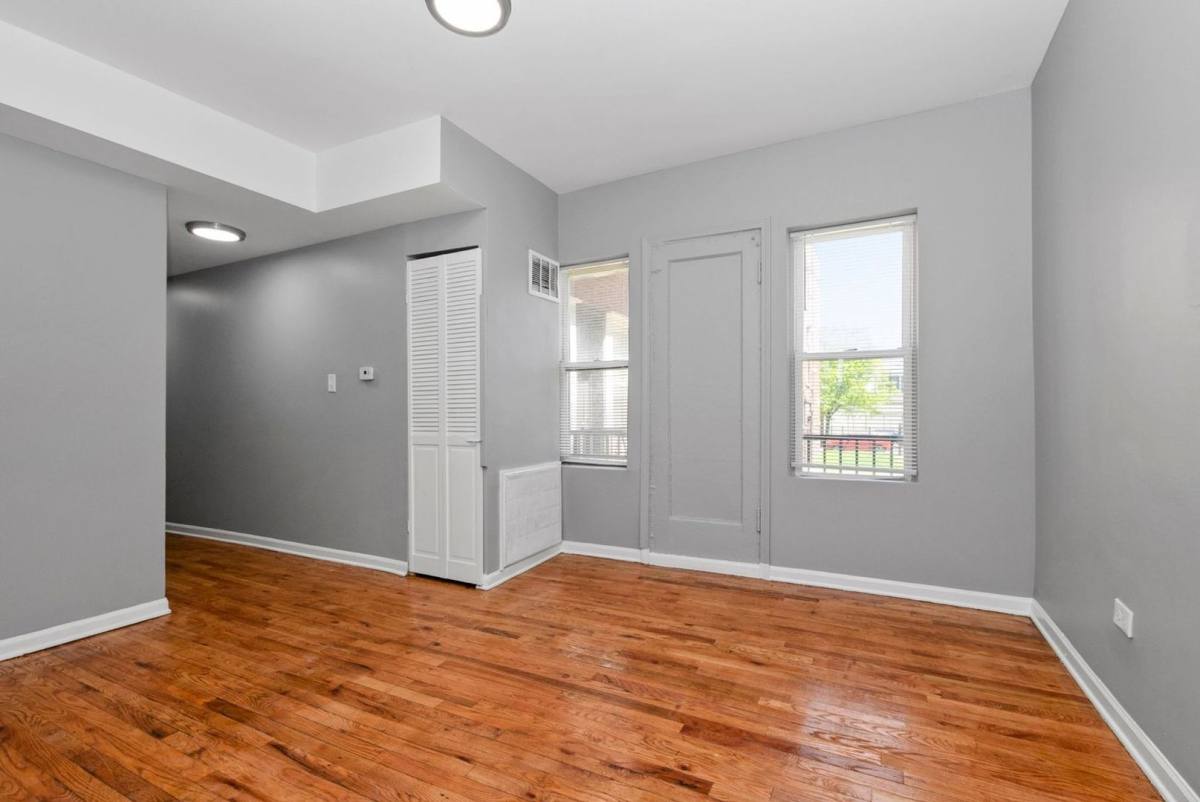 Apartment for rent at 6100-6108 S Eberhart, Chicago, IL 60637