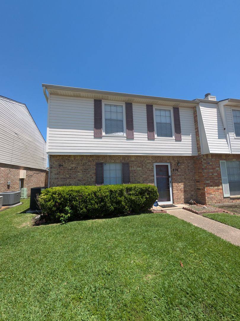 Townhouse for rent at 976 Sunmeadow, Beaumont, TX 77706