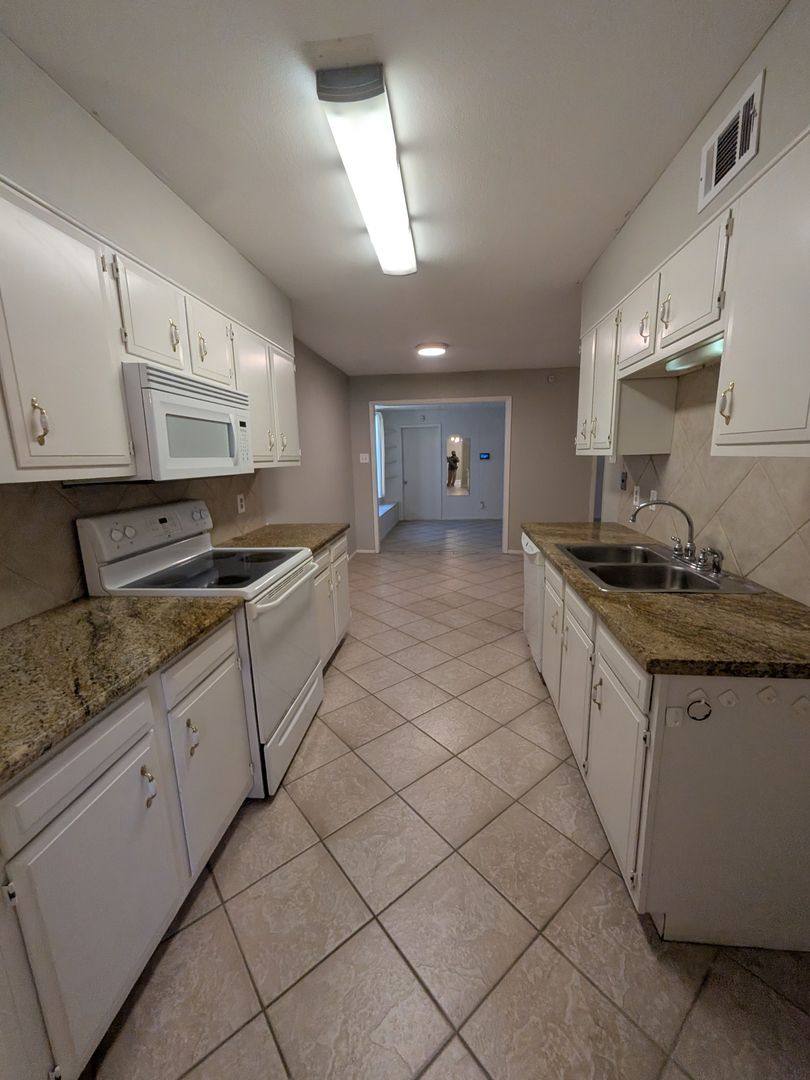 Townhouse for rent at 976 Sunmeadow, Beaumont, TX 77706