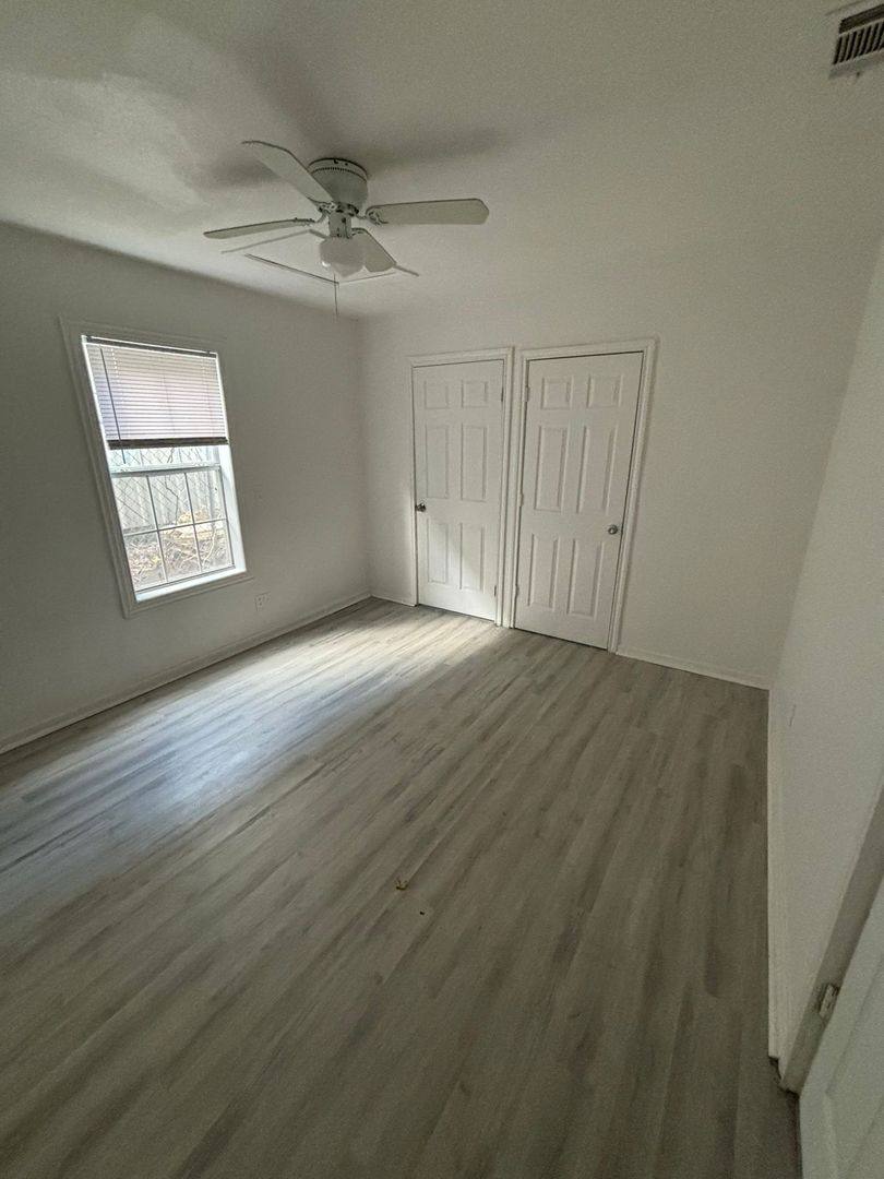 Apartment for rent at 1723 Oak Knoll Dr, Haltom City, TX 76117