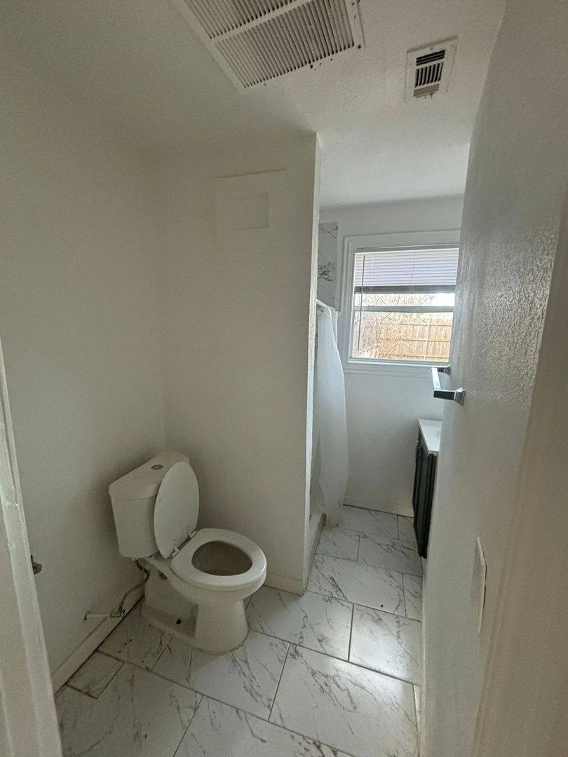 Apartment for rent at 1723 Oak Knoll Dr, Haltom City, TX 76117