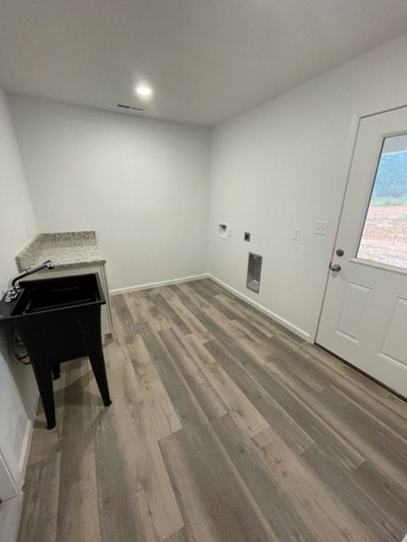 Townhouse for rent at 433 James Dr, Strafford, MO 65757