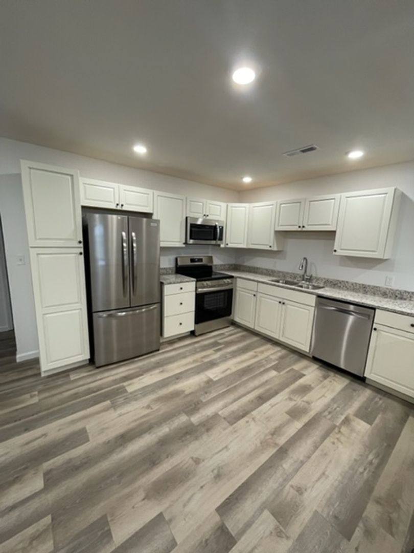 Townhouse for rent at 433 James Dr, Strafford, MO 65757