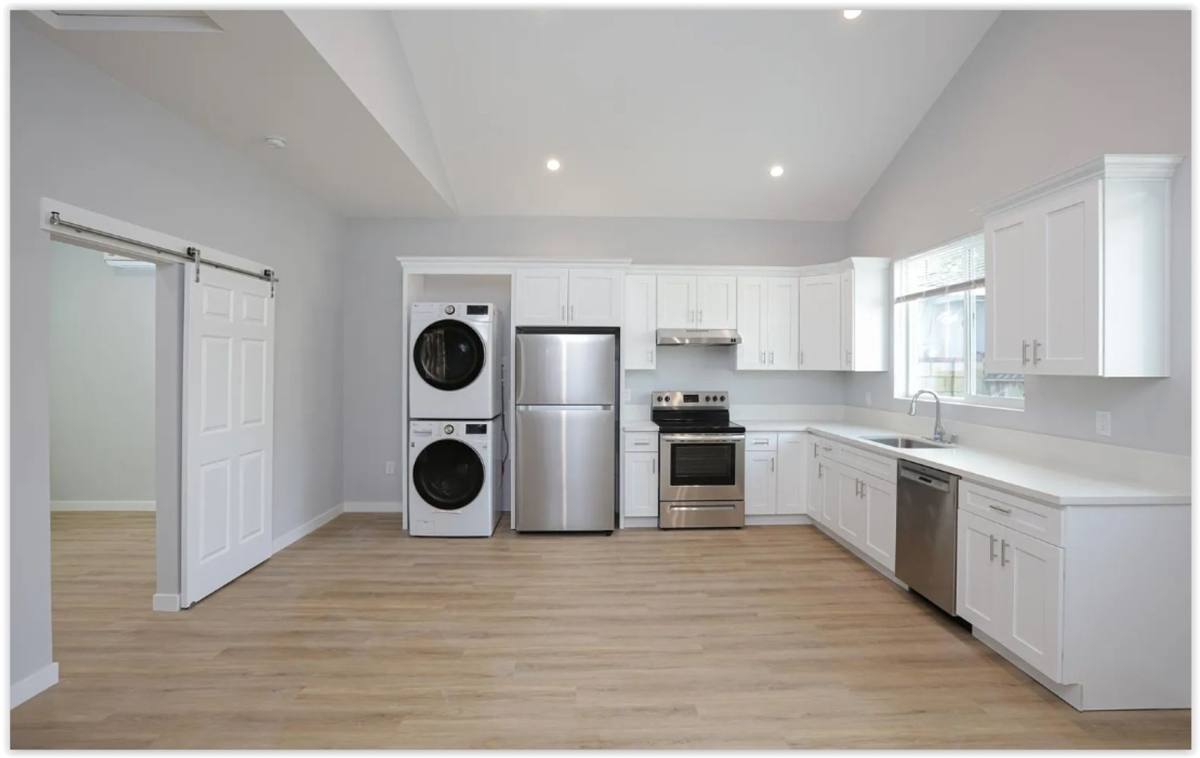 Townhouse for rent at 369 N Waverly St, Orange, CA 92866