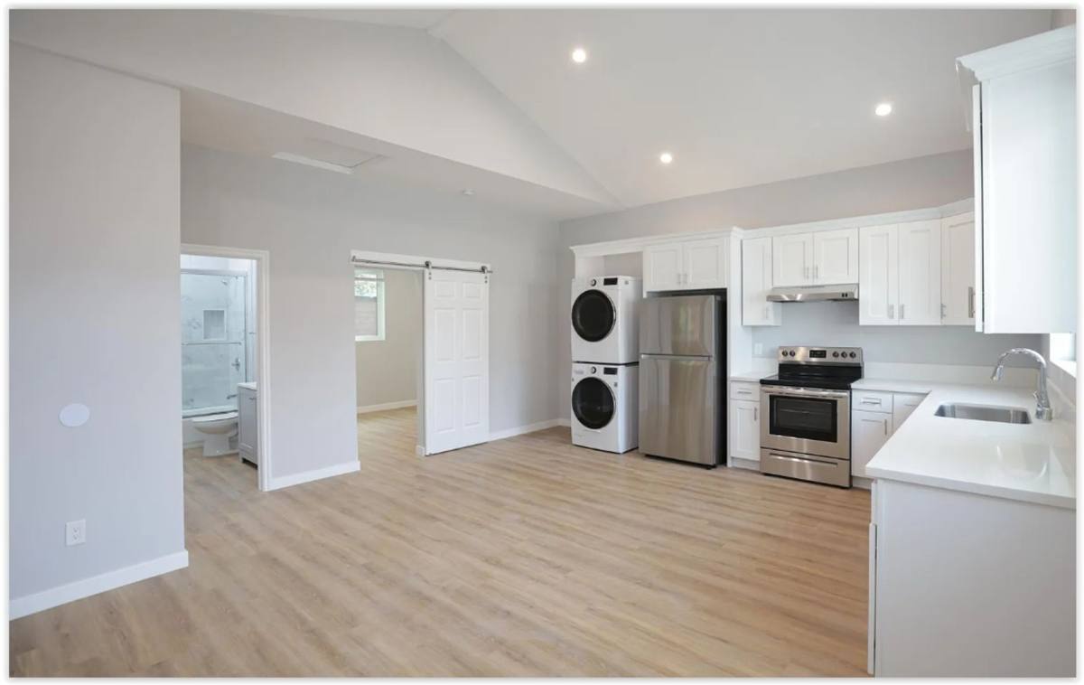 Townhouse for rent at 369 N Waverly St, Orange, CA 92866