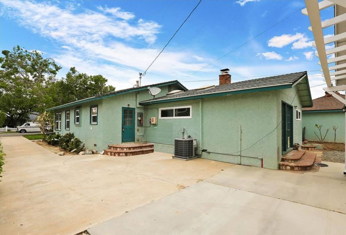 Townhouse for rent at 369 N Waverly St, Orange, CA 92866