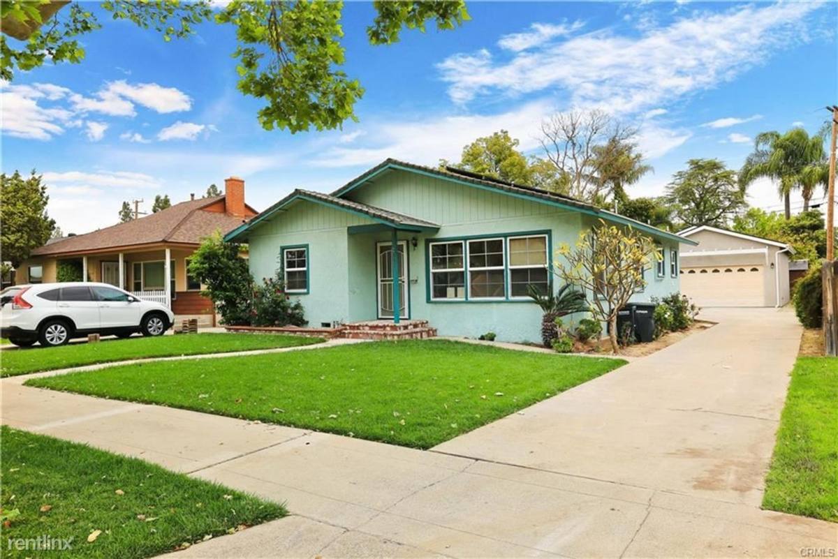 Townhouse for rent at 369 N Waverly St, Orange, CA 92866
