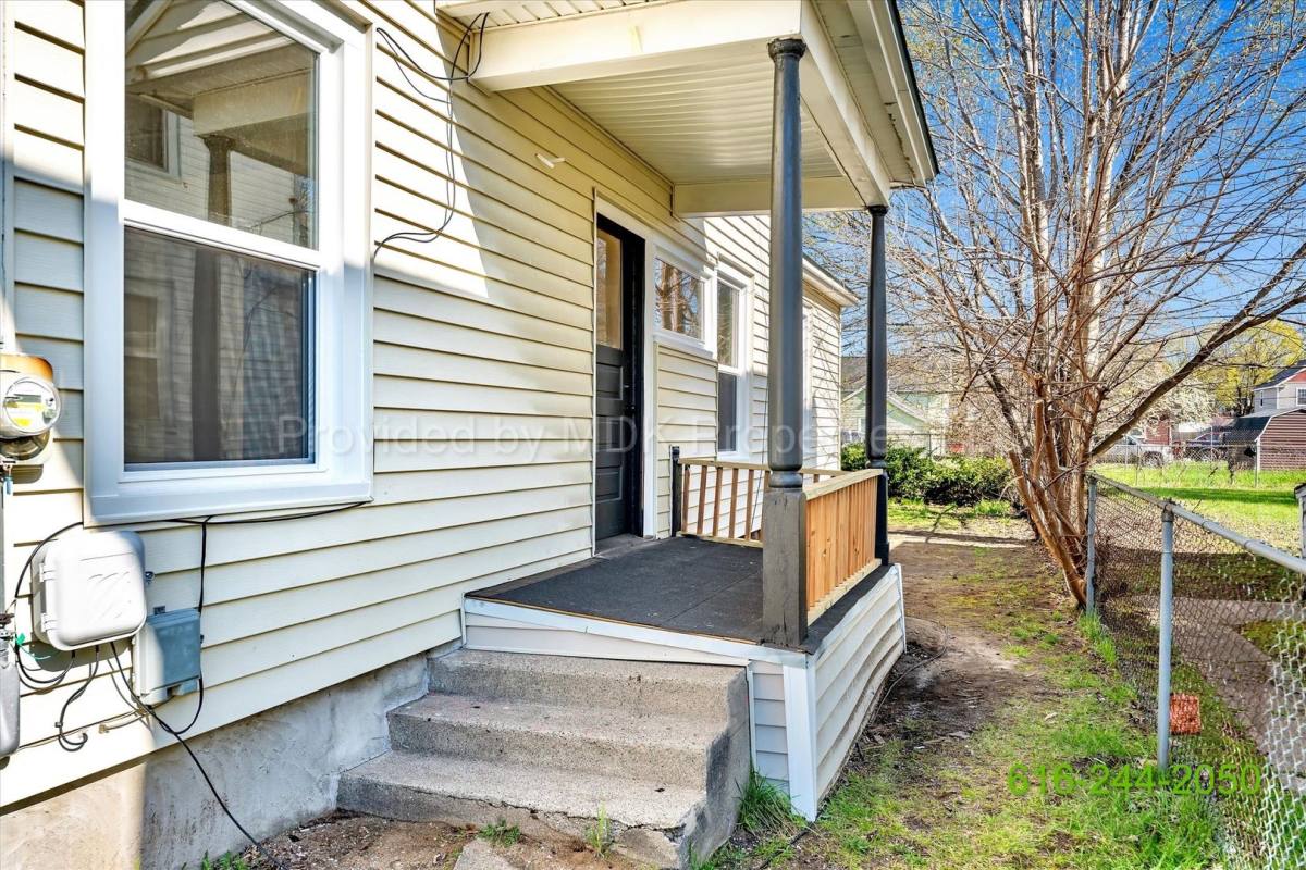House for rent at 425 Woodlawn St SE, Grand Rapids, MI 49507