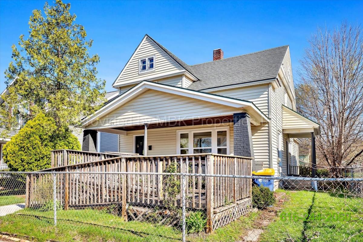 House for rent at 425 Woodlawn St SE, Grand Rapids, MI 49507