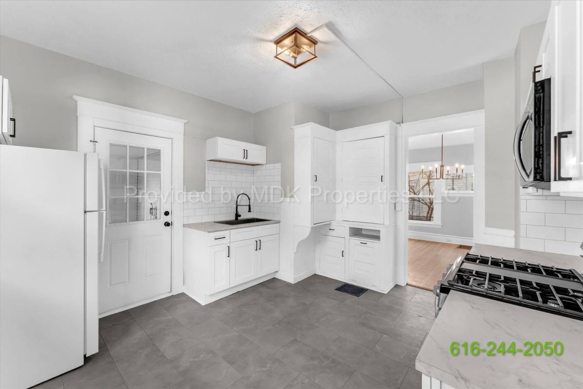 House for rent at 425 Woodlawn St SE, Grand Rapids, MI 49507