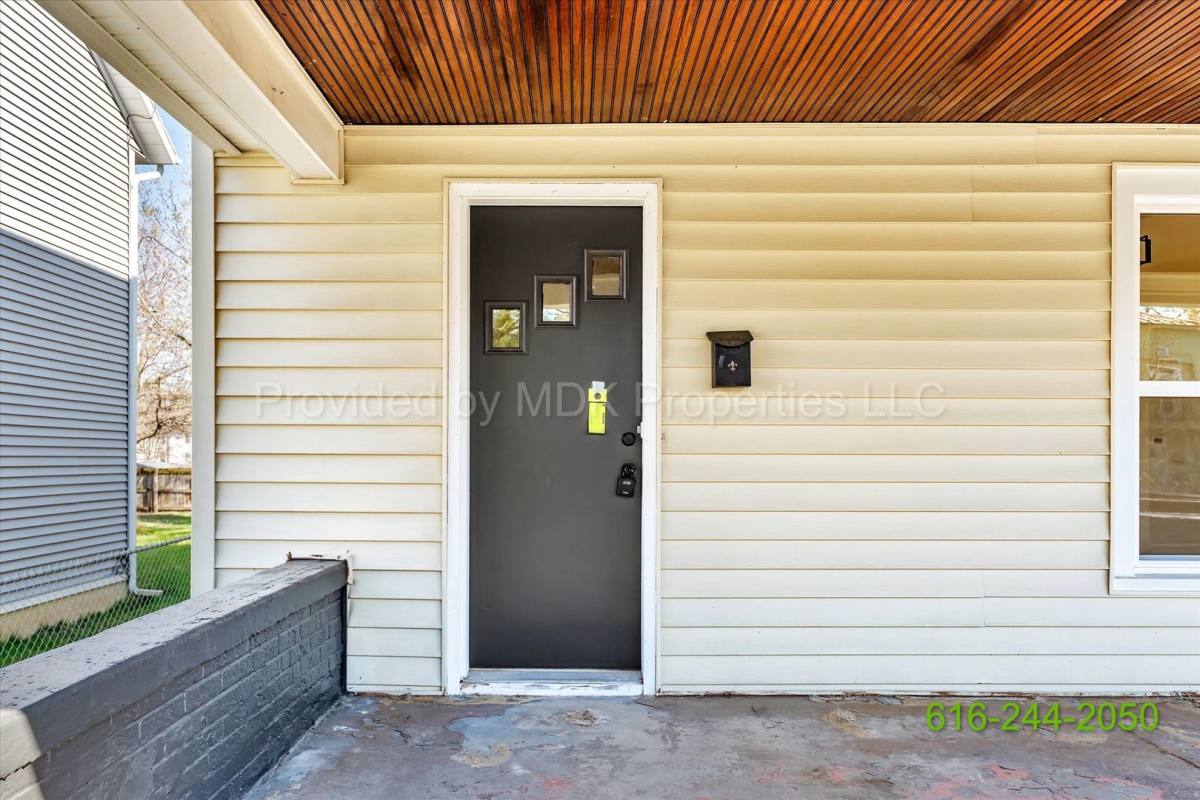 House for rent at 425 Woodlawn St SE, Grand Rapids, MI 49507