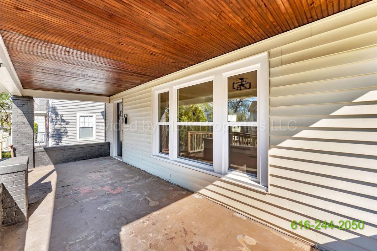 House for rent at 425 Woodlawn St SE, Grand Rapids, MI 49507