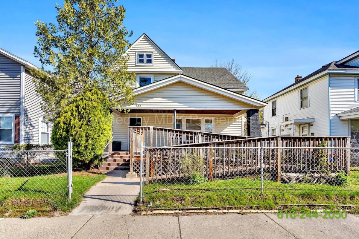 House for rent at 425 Woodlawn St SE, Grand Rapids, MI 49507