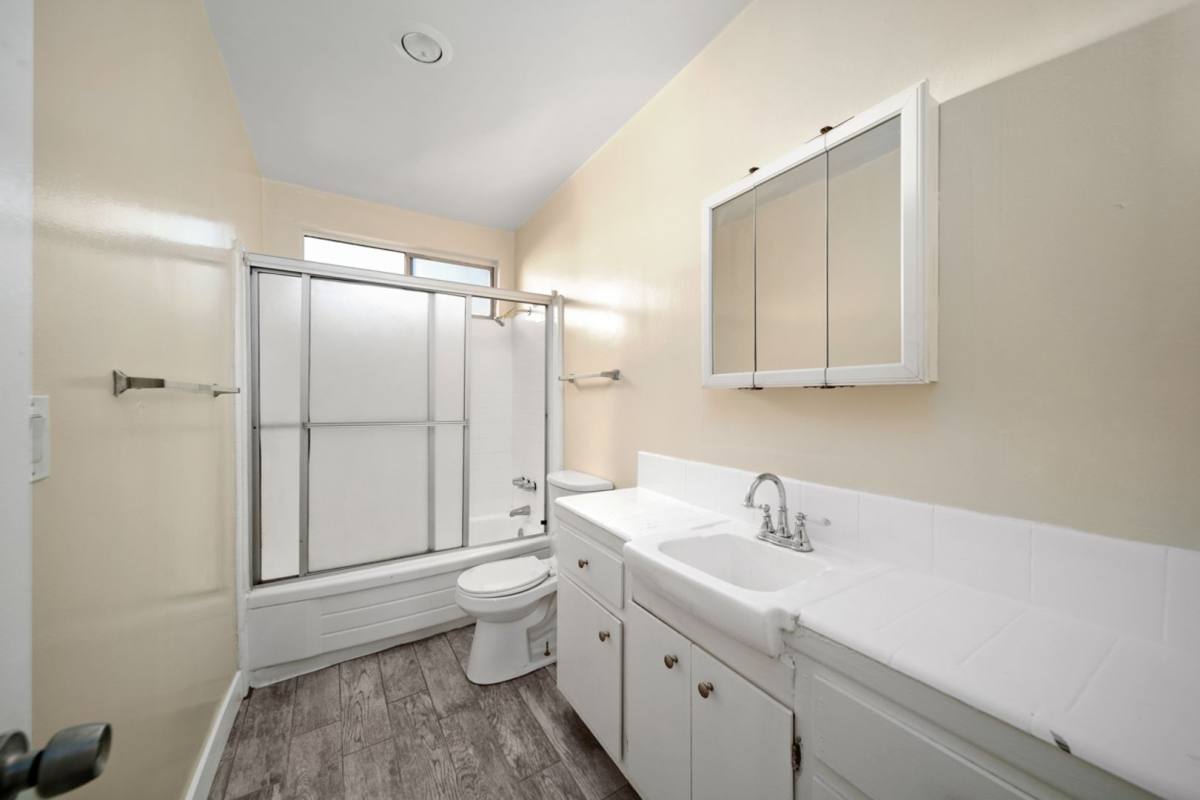 Apartment for rent at 18400 Collins St, Tarzana, CA 91356