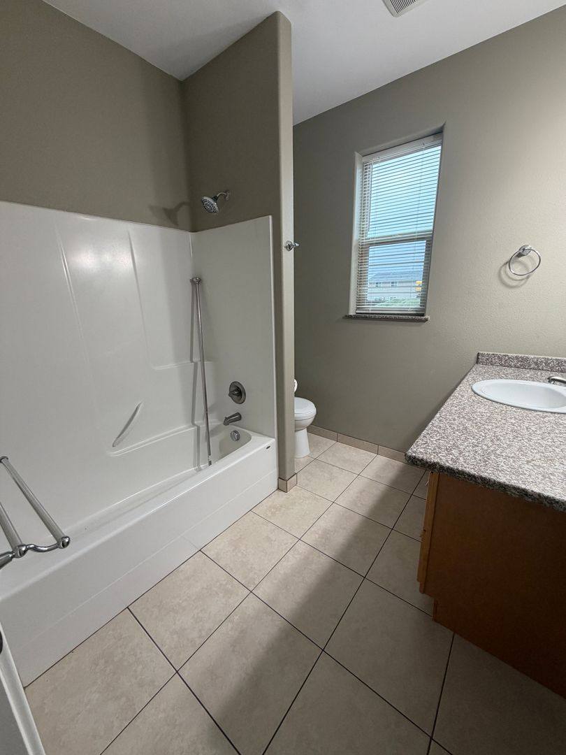 House for rent at 215 N Wellington St, Moses Lake, WA 98837