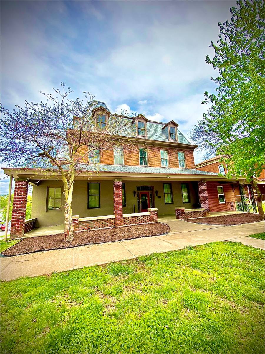 Apartment for rent at 702 6th St, Boonville, MO 65233