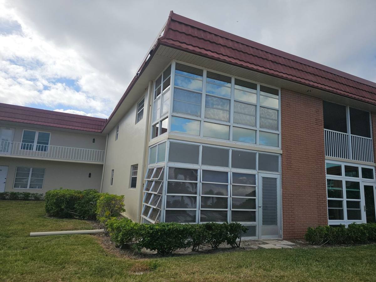 Apartment for rent at 33 Pine Arbor Lane, Vero Beach, FL 32962