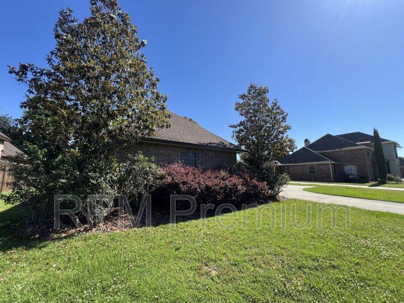 House for rent at 2913 Country Lakes Ave, Zachary, LA 70791