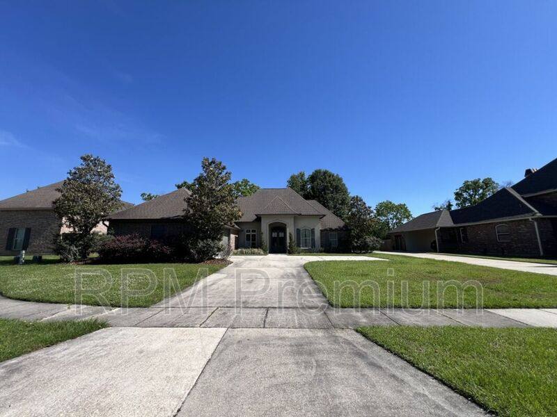 House for rent at 2913 Country Lakes Ave, Zachary, LA 70791